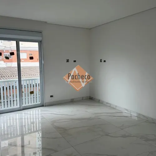 Triplex em Condomínio Fechado na Guilhermina, Praia Grande, com 02 suítes, 01 vaga, 88m²,