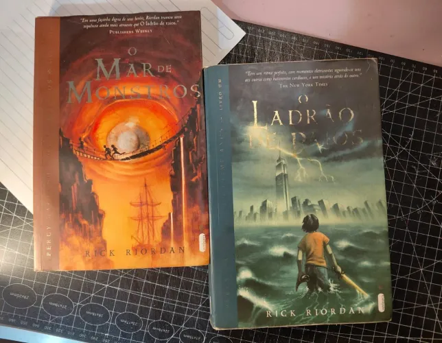 Combo Livros percy jackson - Rick Riordan<br>O ladrão de raio<br>O mar de monstro