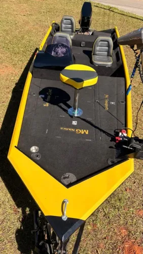 Linda lancha pesca e lazer,  semi nova