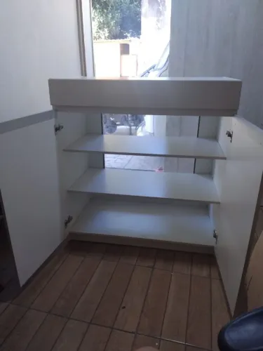 Armário de MDF, com a frete de vidro. Duas prateleiras e uma gaveta.