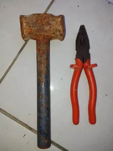 Marreta e alicate