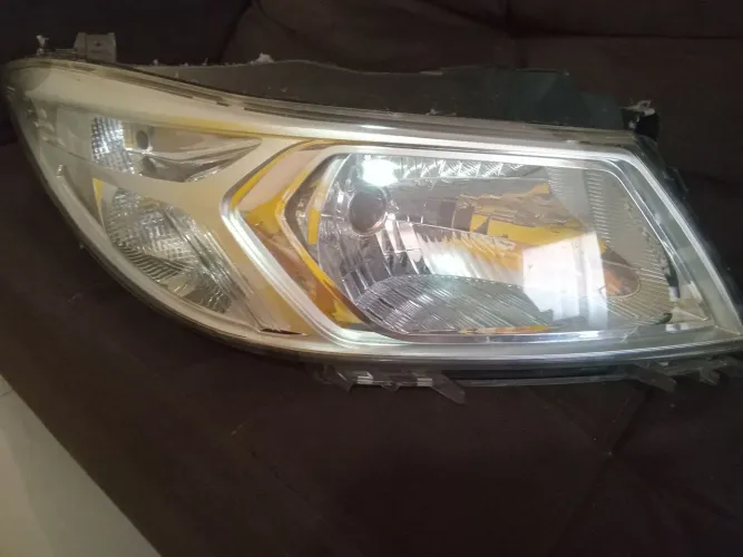 Vende -se Farol do Onix 2013 Original lado Direito