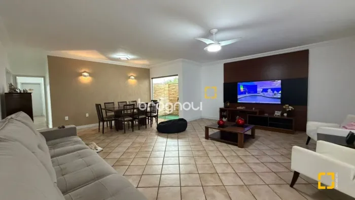 Casa 4 dormitórios (2 suites), com piscina no Bairro Santa Mônica - Fpolis/SC