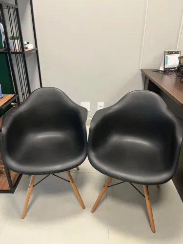 Kit 2 Poltrona Cadeira Charles Eames Wood Dkr Eiffel com Braço Preta
