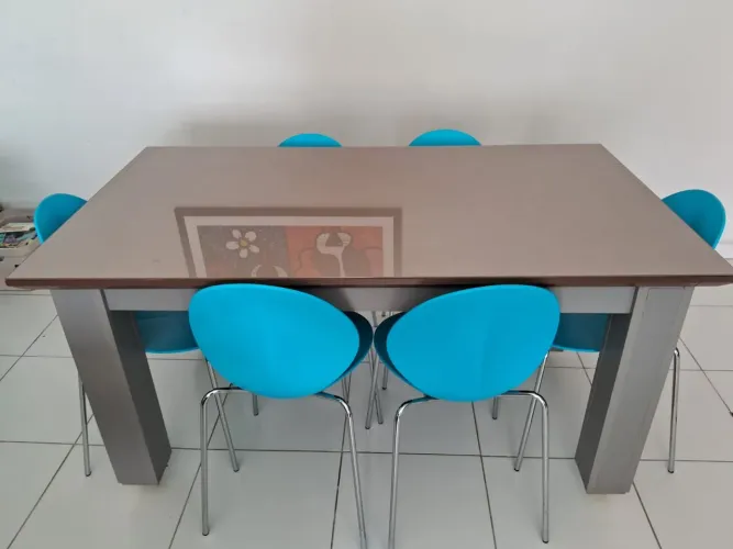 Jogo de mesa com 6 cadeira 