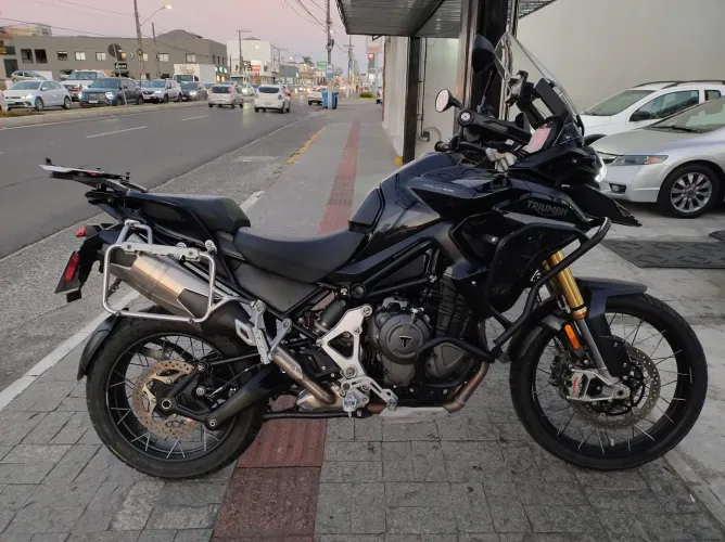 Triumph 1200 rally Black edition