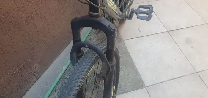 Vendo bike aro 26 com suspensão.