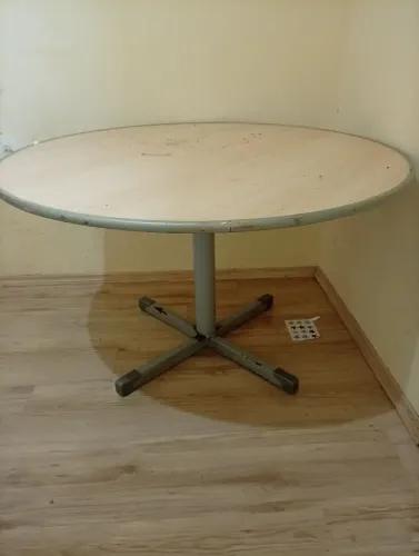 Mesa de escritório usada em ótimo estado, poucas marcas de uso.
