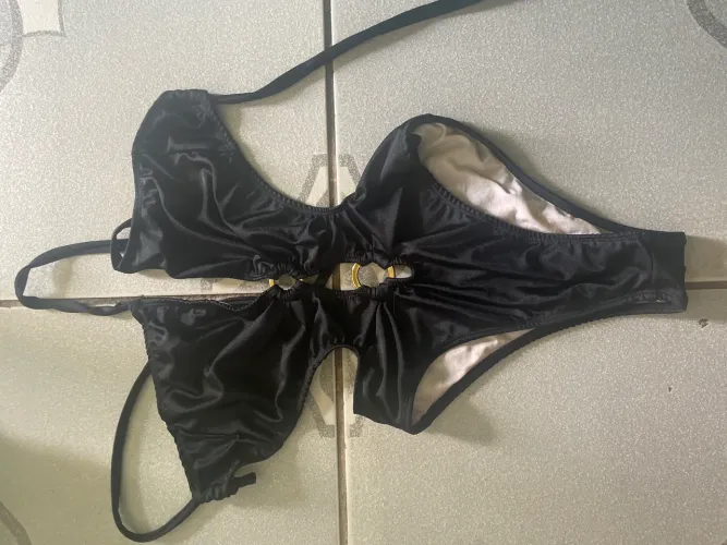 Maiô Feminino Preto com Recortes e Argolas - Elegante e Moderno