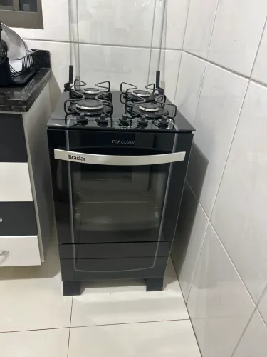 Fogão Braslar Master Glass 4 bocas com mesa de vidro temperado e acendimento automático.