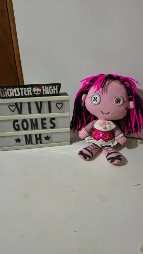 Boneca pelúcia Draculaura básica com defeito leia descrição