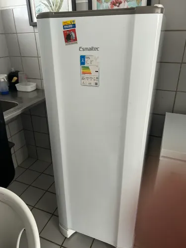 Geladeira esmaltes branca pequena única dona pouco meses de uso.