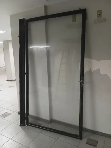 Vende.se porta de metal com vidro