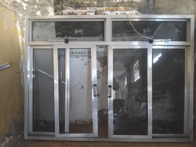 Janela de Alumínio com Vidro Fumê em Ótimo Estado