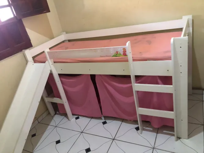 Cama com escorregador 