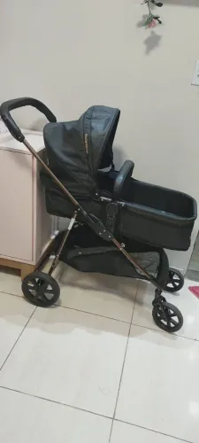 Carrinho de bebê e bebe conforto