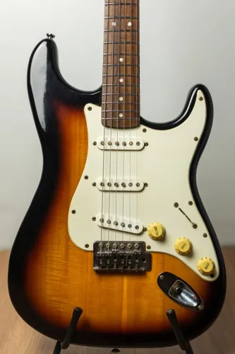 Fender Squier Bullet  Stratocaster Vintage Sunburst c/ Fender Tex Mex Captadores