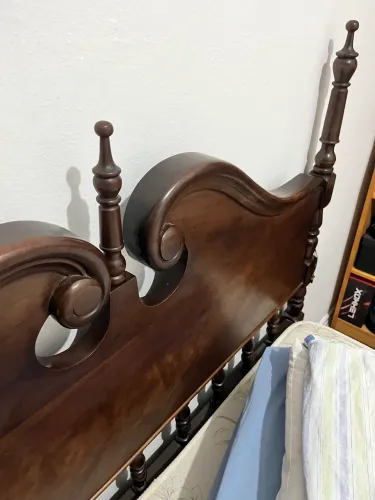 Troco Cama de Casal Estilo Inglesa Madeira Maciça por 6 cadeiras pra mesa