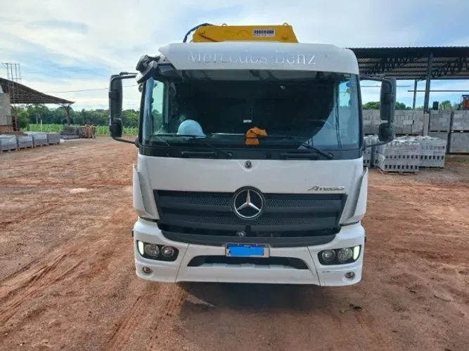 MERCEDES BENZ ATEGO 2429 EQUIPADO COM GUINDASTE, CARROCERIA EM METAL