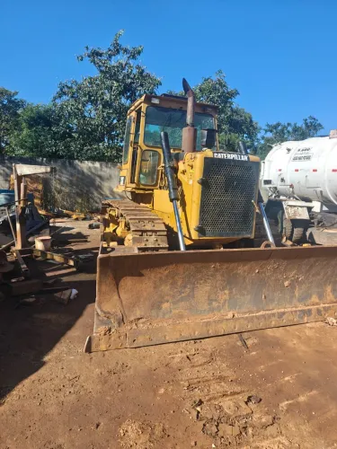 Trator de esteira CAT D6D