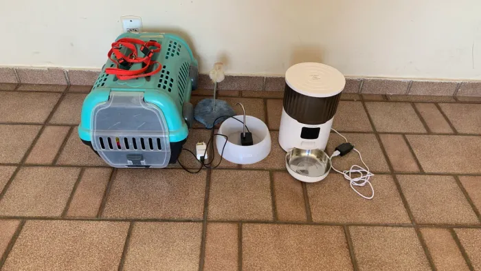 comedouro automático, caixa de transporte e fonte de água para gatos