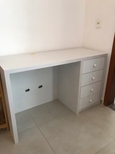 Vendo escrivaninha branca 
