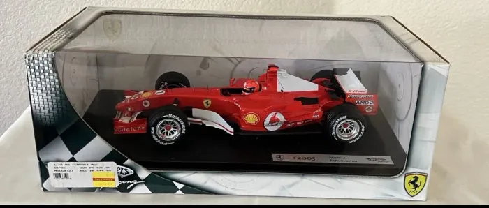 Hot Wheels Ferrari F2005 Michael Schumacher na escala 1:18<br>