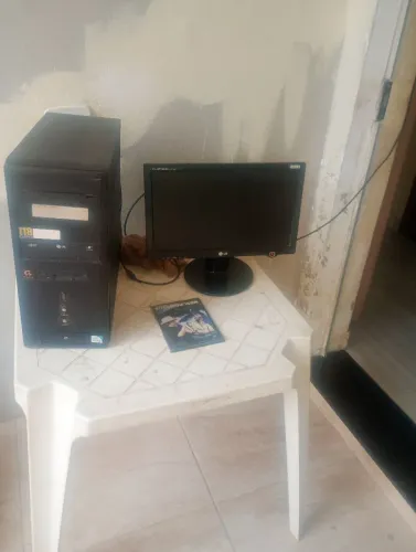 Monitor 26 por 41 cm e CPU usados
