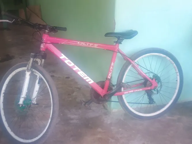 Vendo bike aro 26, só pegar e rodar, par de pneus praieiro novo 