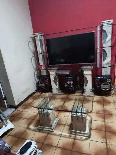 Rack, mesa de centro e bar de mármore para sala de estar