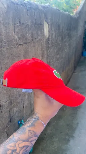 Boné Lacoste vermelho