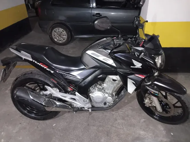 ? HONDA TWISTER À VENDA ?