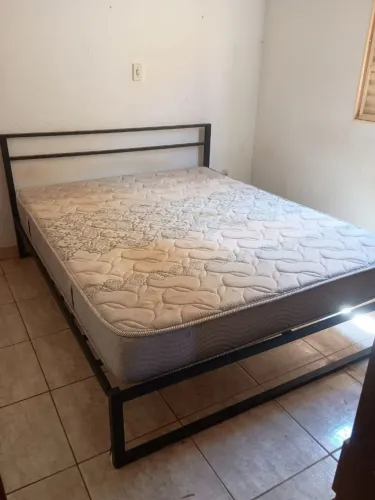 Cama queen size em aço galvanizado + colchão de espuma D26 