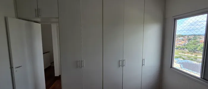 Vende-se Madeira (Guarda roupa inteiro) 