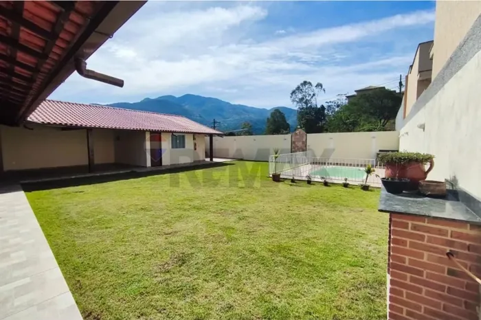 Casa a venda, com Piscina e Churrasqueira em Rio Bonito/RJ