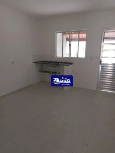 Casa com uma vaga quarto, banheiro, cozinha, quintal