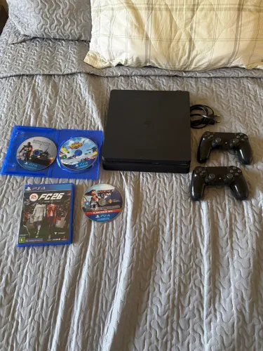 Ps4 slim, 1TB, com 2 controles e 4 jogos originais 