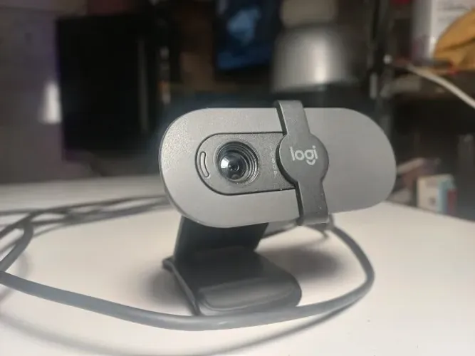 Webcam Logitech Brio 100 Full HD 1080p com Microfone