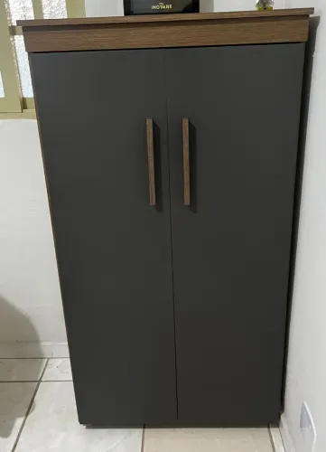 Armário de MDF amadeirado com grafite