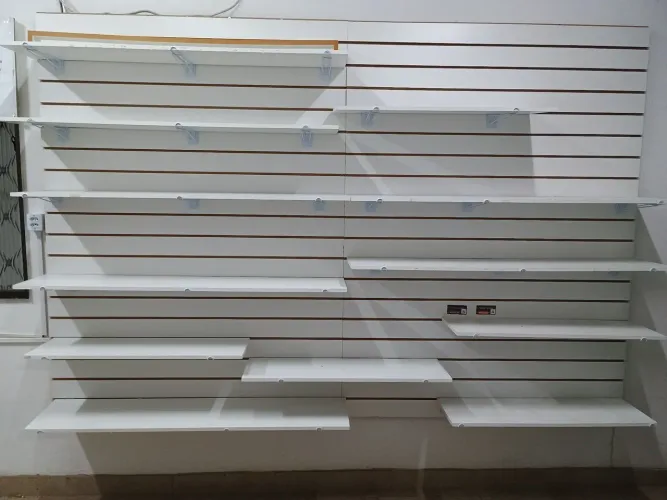 3 painéis canaletados 147 x 180 cm com prateleiras 