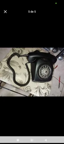 Telefone antigo preto de disco.