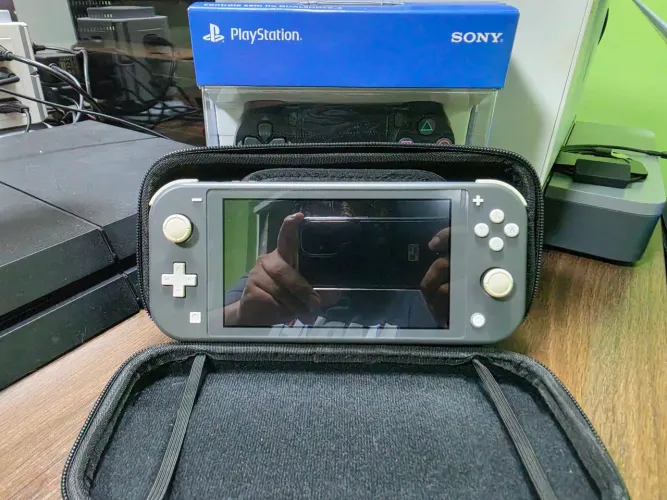 Nintendo switch lite + jogo (sem carregador)