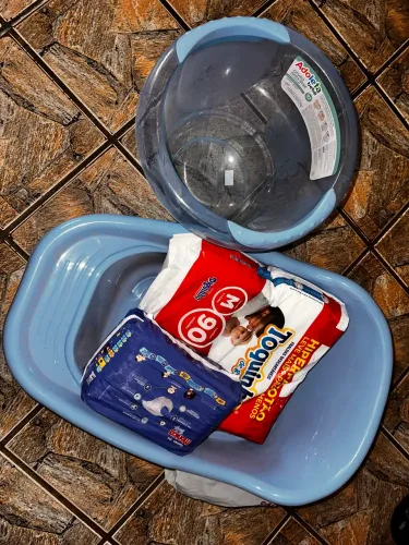 KIT BANHO BEBÊ (BALDE E BANHEIRA) + 4 FRALDAS