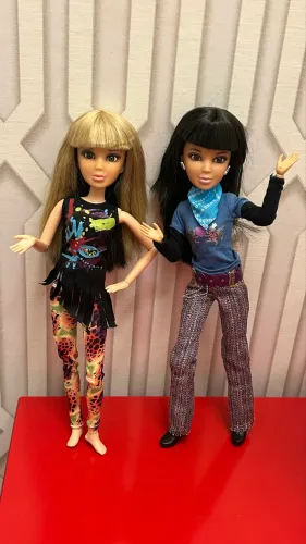 Duas bonecas Liv com perucas , lindas