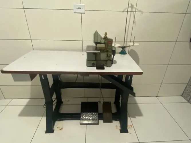Maquina de costura chinesinha com mesa