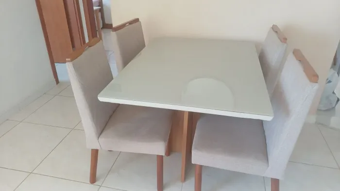 Mesa com 4 cadeiras