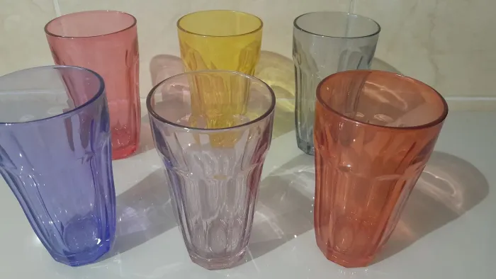 6 copos de vidro colorido.