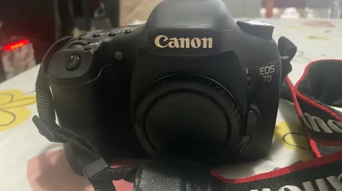 Cânon 7D apenas corpo + bateria + 2 cartões CF