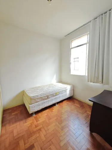 Quarto grande mobiliado com armário, cama, mesa e black-out.