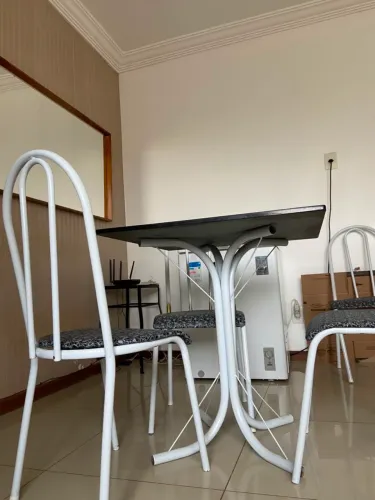 Mesa com 4 cadeiras 